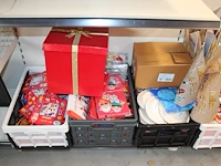 Sinterklaas producten in vijf kratten, twee dozen en juten zakken - afbeelding 2 van  4