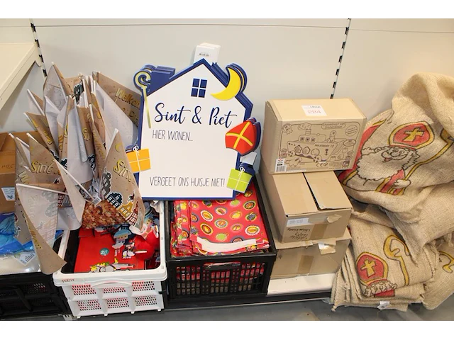 Sinterklaas producten in vijf kratten, twee dozen en juten zakken - afbeelding 3 van  4