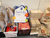 Sinterklaas producten in vijf kratten, twee dozen en juten zakken - afbeelding 3 van  4
