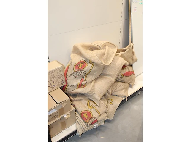 Sinterklaas producten in vijf kratten, twee dozen en juten zakken - afbeelding 4 van  4