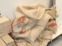 Sinterklaas producten in vijf kratten, twee dozen en juten zakken - afbeelding 4 van  4