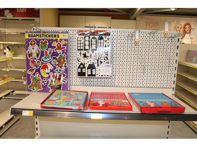 Sinterklaasstickers en naametiketten op schap en aan twee haken - afbeelding 1 van  2