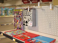 Sinterklaasstickers en naametiketten op schap en aan twee haken - afbeelding 2 van  2