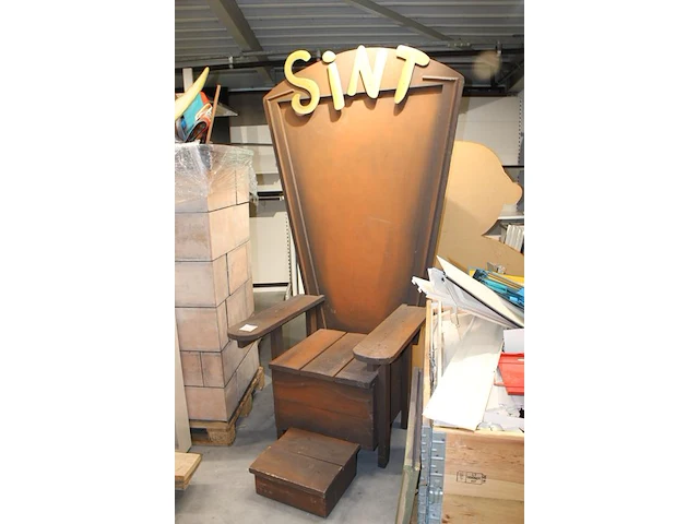 Sinterklaasstoel grootformaat. hoogte ca. 225 cm - afbeelding 2 van  2