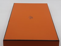 Sjaal, hermès, lichtblauw, wit en goud "sous les orangers" van dimitri rybaltchenko - afbeelding 5 van  13