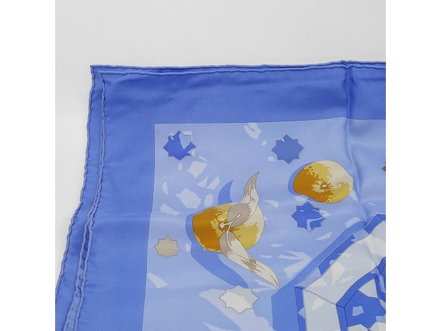 Sjaal, hermès, lichtblauw, wit en goud "sous les orangers" van dimitri rybaltchenko - afbeelding 13 van  13