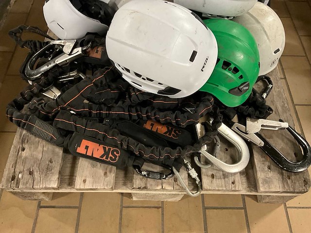 Skalt/petzl veiligheidshelmen, harnassen en vanglijnen (30x) - afbeelding 3 van  4
