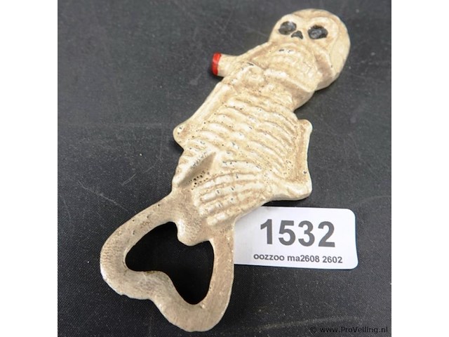 Skelet als flesopener van ijzer - afbeelding 1 van  5