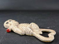 Skelet als flesopener van ijzer - afbeelding 5 van  5