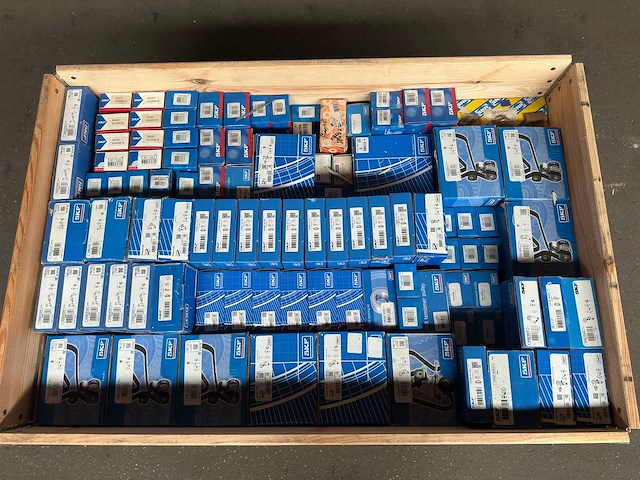 Skf - partij auto-onderdelen (o.a. distributiesets en spanrollen) - afbeelding 2 van  10