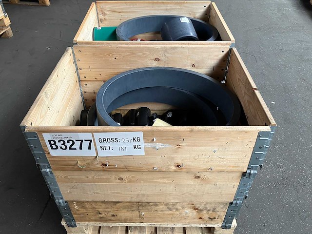 Skf - partij kunststof ringen 181kg - afbeelding 1 van  6