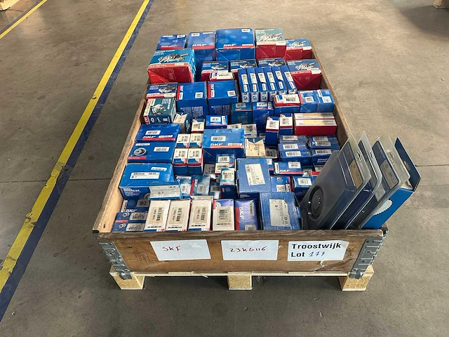 Skf - partij wiellagers, spanrollen, lagercomponenten & waterpompen - afbeelding 1 van  14