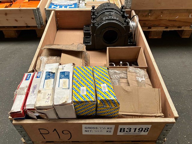 Skf / snr - partij lagers en jones gietijzeren lagerhuizen 226kg - afbeelding 1 van  8