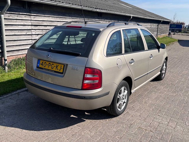 Skoda - 2004 - fabia combi - 1.4-16v choice - personenauto - afbeelding 2 van  8