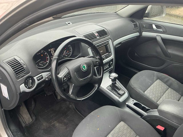 Skoda - 2011 - octavia combi - 1.2 tsi ambition bns - personenauto (xd-761-p) - afbeelding 2 van  22