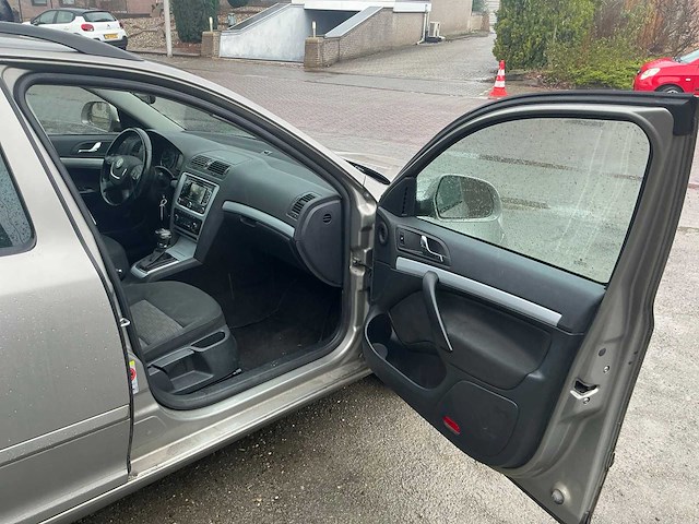 Skoda - 2011 - octavia combi - 1.2 tsi ambition bns - personenauto (xd-761-p) - afbeelding 5 van  22