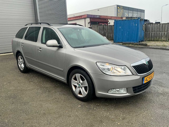 Skoda - 2011 - octavia combi - 1.2 tsi ambition bns - personenauto (xd-761-p) - afbeelding 16 van  22
