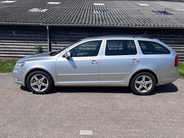 Skoda - 2011 - octavia combi - 1.2 tsi ambition bns - personenauto - afbeelding 2 van  20