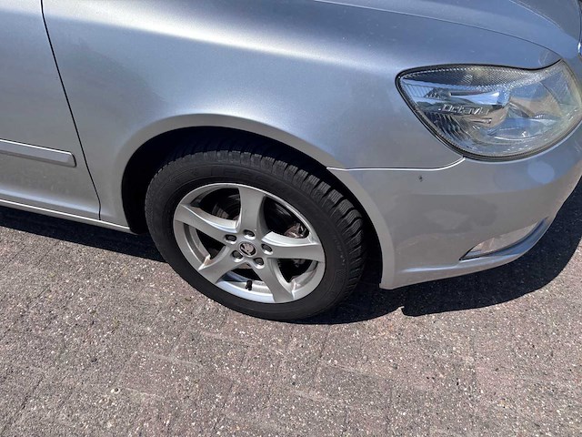 Skoda - 2011 - octavia combi - 1.2 tsi ambition bns - personenauto - afbeelding 2 van  12