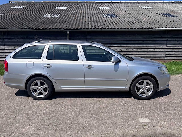 Skoda - 2011 - octavia combi - 1.2 tsi ambition bns - personenauto - afbeelding 5 van  10