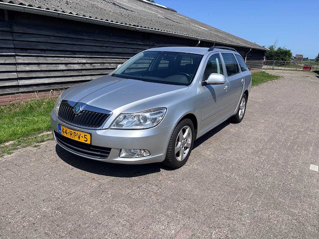 Skoda - 2011 - octavia combi - 1.2 tsi ambition bns - personenauto - afbeelding 1 van  10