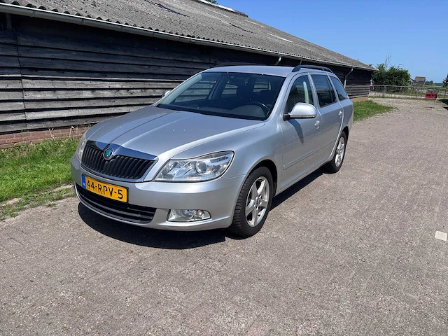 Skoda - 2011 - octavia combi - 1.2 tsi ambition bns - personenauto - afbeelding 1 van  16