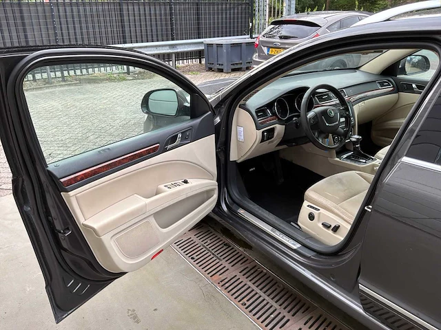 Skoda - 2011 - superb combi - 2.0 tsi elegance bns - personenauto - afbeelding 23 van  26
