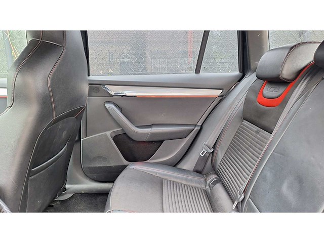 Skoda - 2013 - octavia - vrs combi 1.6 tdi - personenauto - afbeelding 17 van  22