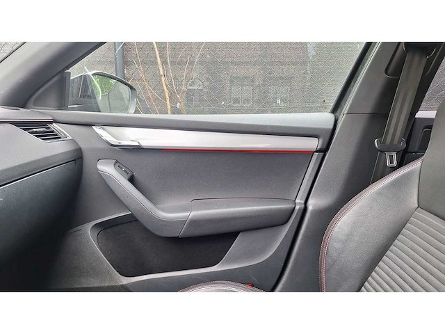 Skoda - 2013 - octavia - vrs combi 1.6 tdi - personenauto - afbeelding 19 van  22
