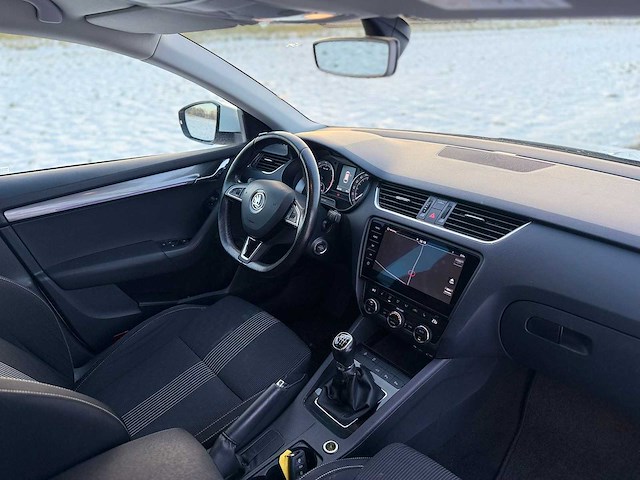 Skoda - 2017 - octavia combi - 1.0 tsi grt st. bns - pv-508-f - afbeelding 12 van  17