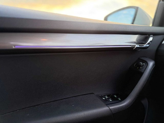 Skoda - 2017 - octavia combi - 1.0 tsi grt st. bns - pv-508-f - afbeelding 4 van  17