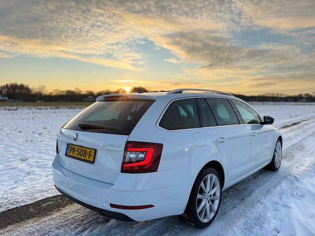 Skoda - 2017 - octavia combi - 1.0 tsi grt st. bns - pv-508-f - afbeelding 14 van  17