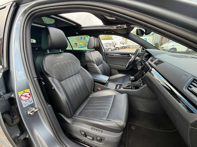 Skoda - 2020 - superb combi - 1.4 tsi iv l&k sportline - phev - full options - automaat - personenauto - afbeelding 1 van  37