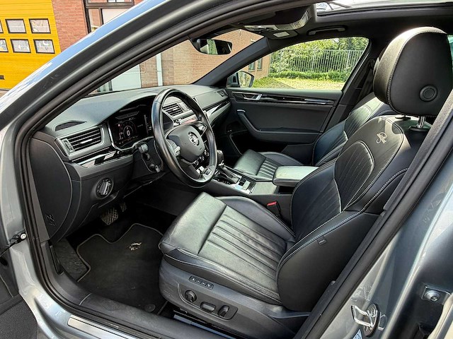 Skoda - 2020 - superb combi - 1.4 tsi iv l&k sportline - phev - full options - automaat - personenauto - afbeelding 2 van  37