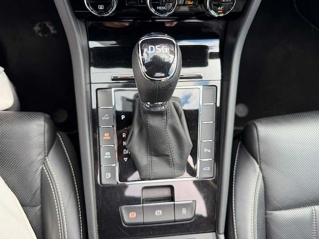 Skoda - 2020 - superb combi - 1.4 tsi iv l&k sportline - phev - full options - automaat - personenauto - afbeelding 8 van  37