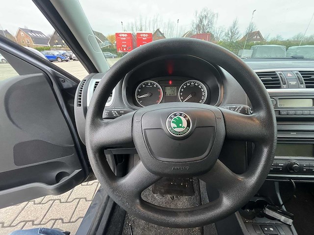 Skoda fabia combi 1.4-16v tour 2010 | 89-klf-9 - afbeelding 2 van  21