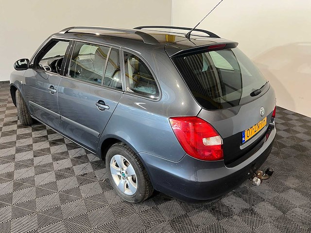 Skoda fabia combi 1.6-16v elegance, 07-zn-ph - afbeelding 2 van  16