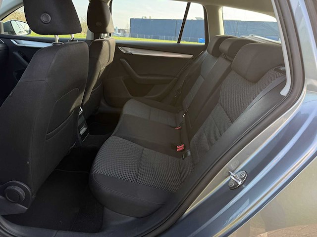 Skoda octavia combi 1.6 tdi greentech elegance; rj-188-n - afbeelding 16 van  17