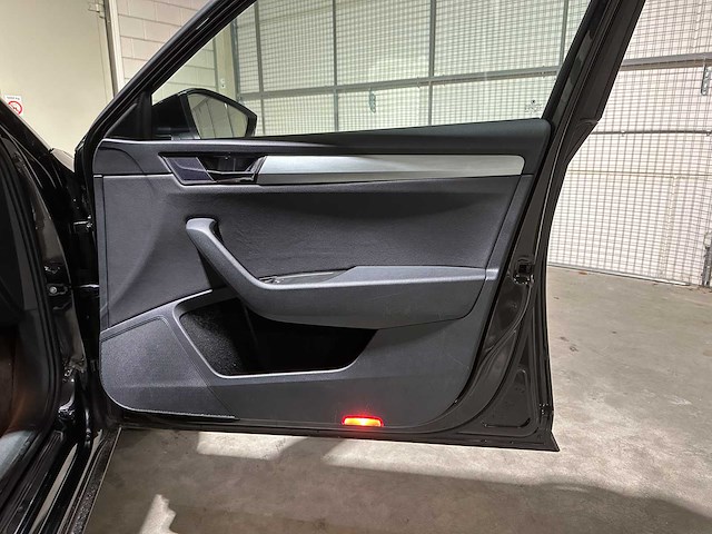 Skoda superb combi 1.6 tdi greenl. bns 120pk 2018, rl-442-x - afbeelding 33 van  43