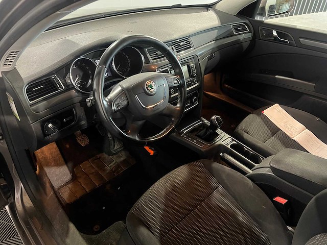Skoda superb combi 1.6 tdi grl.comf.bns, 73-tjl-5 - afbeelding 2 van  7