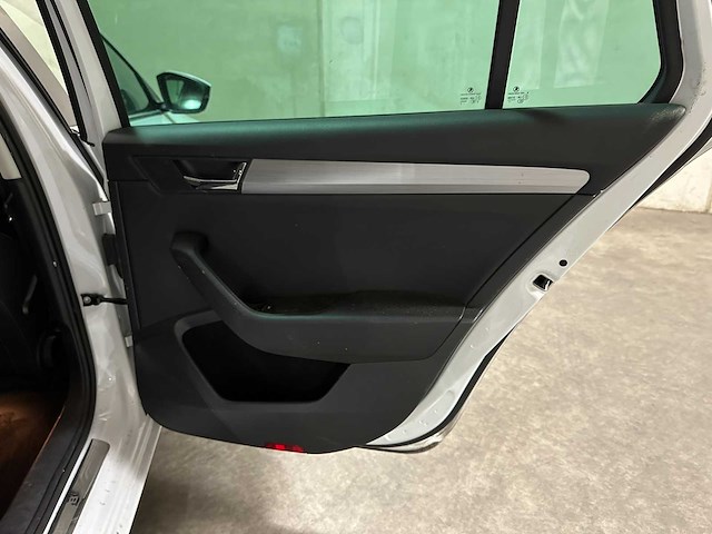 Skoda superb combi 1.6 tdi style business 120pk 2016 (origineel-nl), kg-068-z - afbeelding 17 van  44