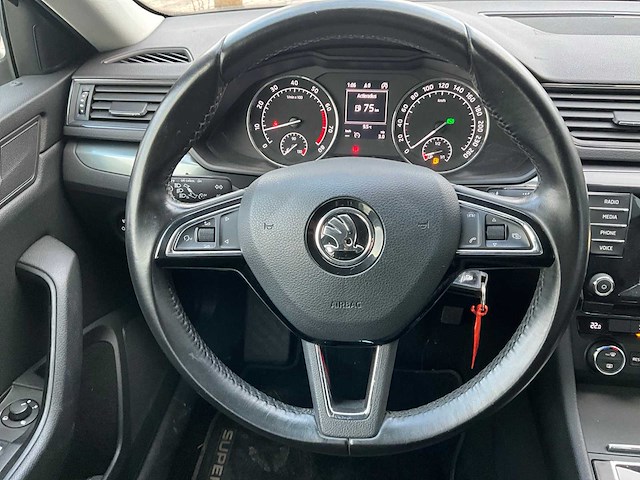 Skoda superb personenauto - afbeelding 7 van  37