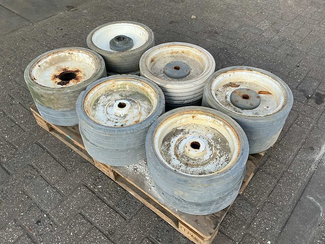 Skyjack hoogwerker wielen (12x) - afbeelding 1 van  4