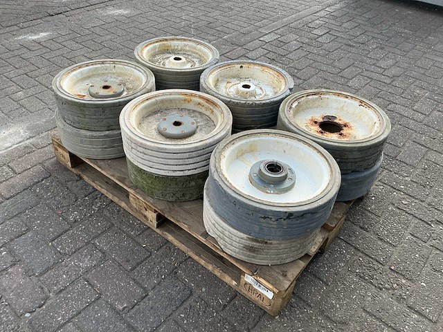 Skyjack hoogwerker wielen (12x) - afbeelding 3 van  4
