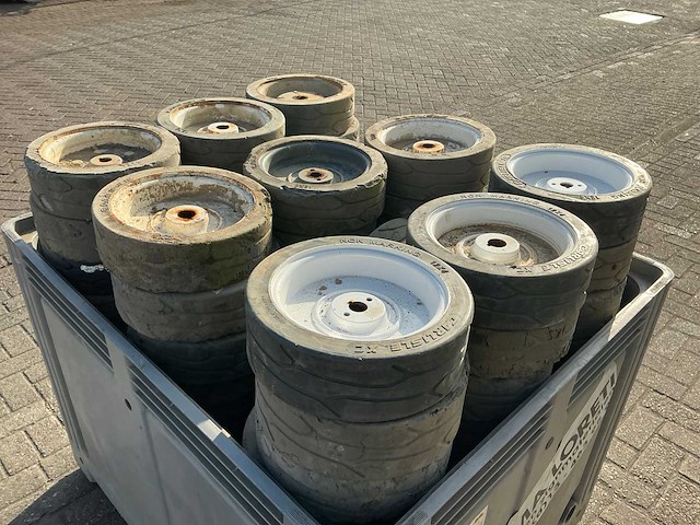 Skyjack hoogwerker wielen (4x) - afbeelding 5 van  7