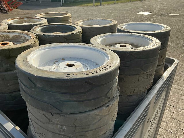 Skyjack hoogwerker wielen (4x) - afbeelding 6 van  7