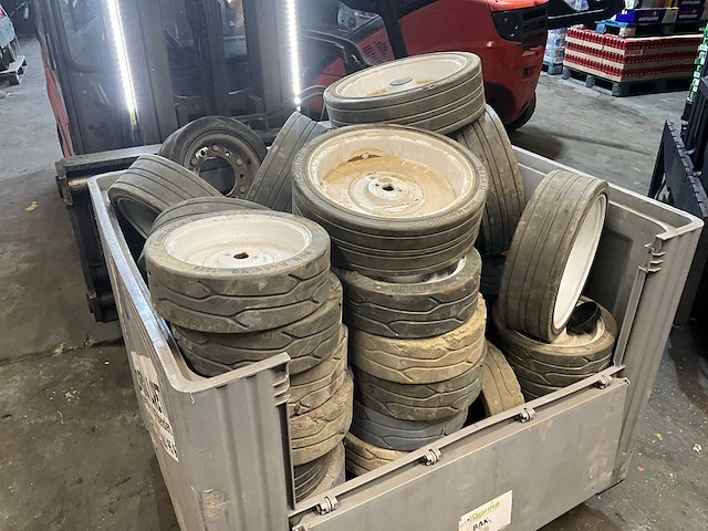 Skyjack partij hoogwerkerwielen - afbeelding 1 van  6