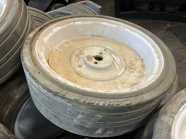 Skyjack partij hoogwerkerwielen - afbeelding 4 van  6