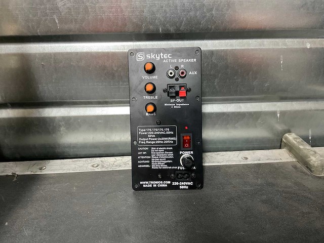 Skytec 220-240 vac 50hz inbouw versterkers (5x) - afbeelding 1 van  2