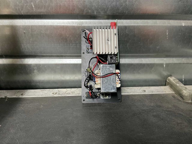 Skytec 220-240 vac 50hz inbouw versterkers (5x) - afbeelding 2 van  2